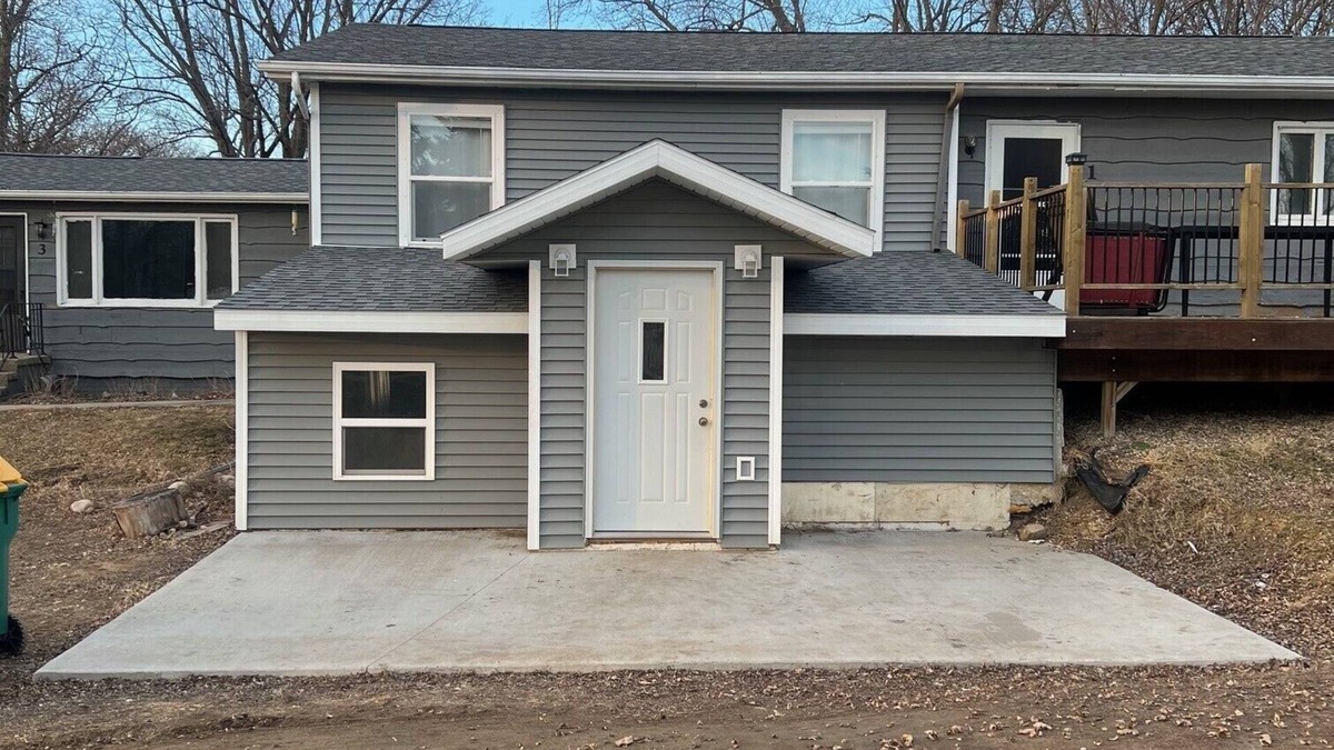 Okoboji House | Located across the road of West Lake Okoboji. 8 beds. Room for parking trailers