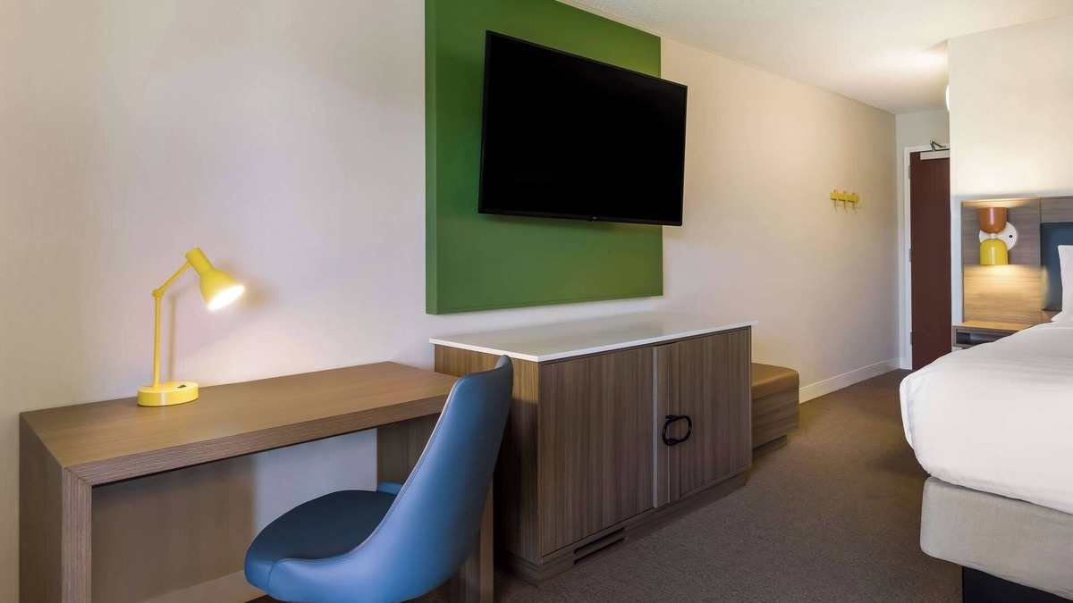 Oyster Point Hotel | Located Close to Jack Drago Park, Pet-friendly, with Onsite Parking
