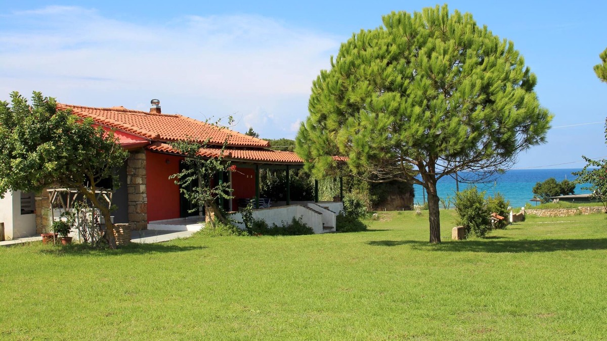 Andravida-Kyllini House | Located directly on the beach, beautiful garden, sea view, wifi | holiday house