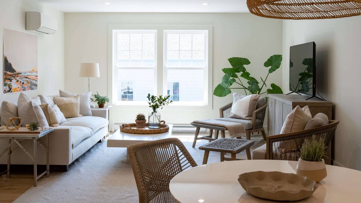Kennebunk Apartment | Located in kennebunkport & Kennebunk's shopping & restaurant district.