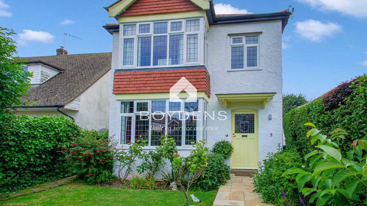 Frinton-on-Sea House | Located in one of the popular Frinton Avenues within walking distance of shops, cafes and beaches