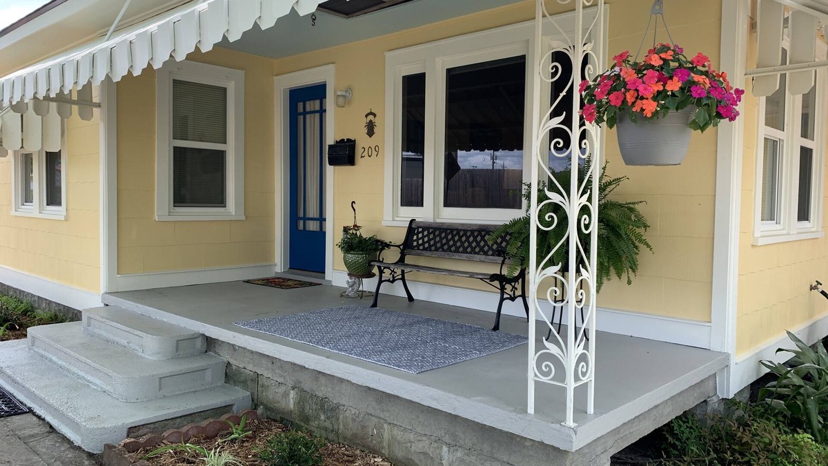 Breaux Bridge House | Located in the heart of Breaux Bridge historic district, perfect for all events.