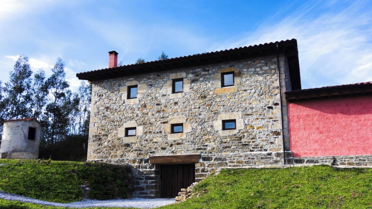 Lierganes Cottage | Located in the mountains, in Lierganes and close to the beach. Pets are allowed.