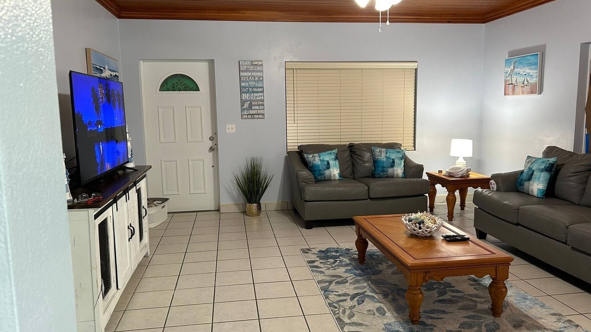 Lubbers Quarters Cay Apartment | Located in the quiet neighborhood of Little Orchard in Marsh Harbour. 2bed 2bath