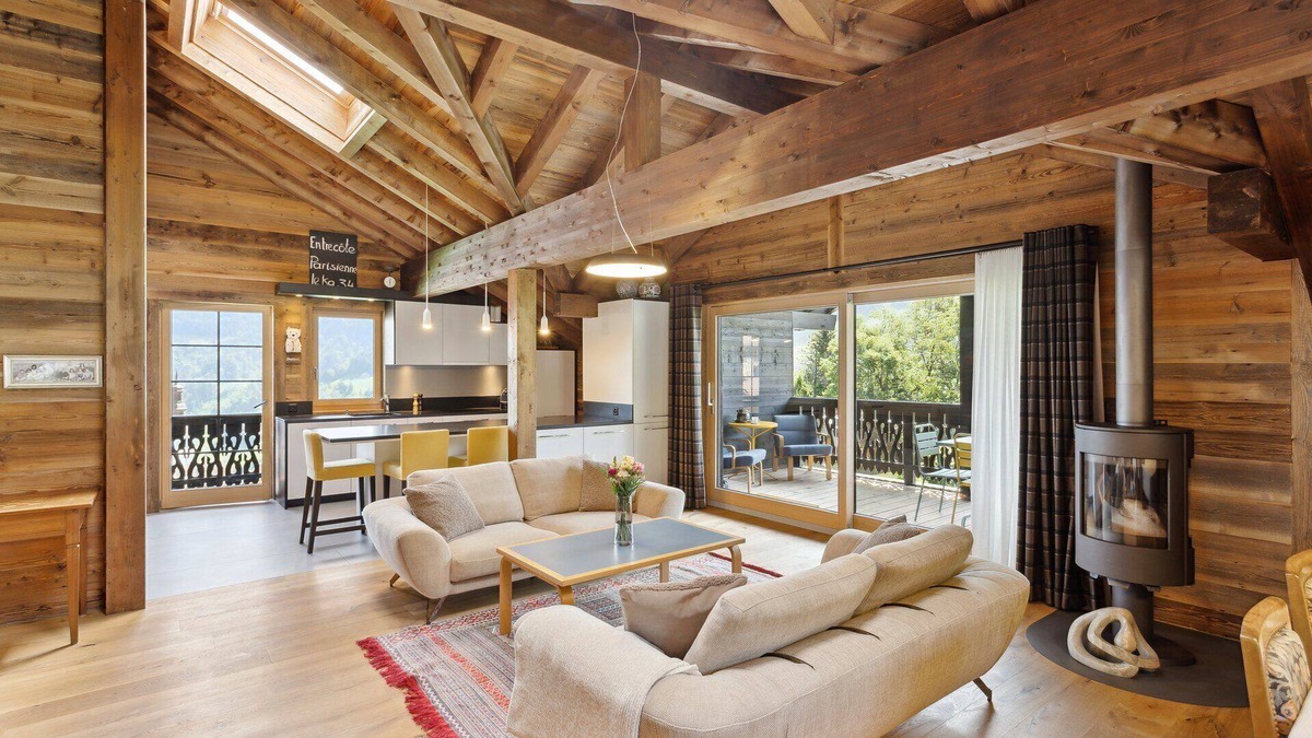 Champery Apartment | Located in the town of Val d'Illiez, between Troistorrents and Champéry, the Chalet Reine offers a b