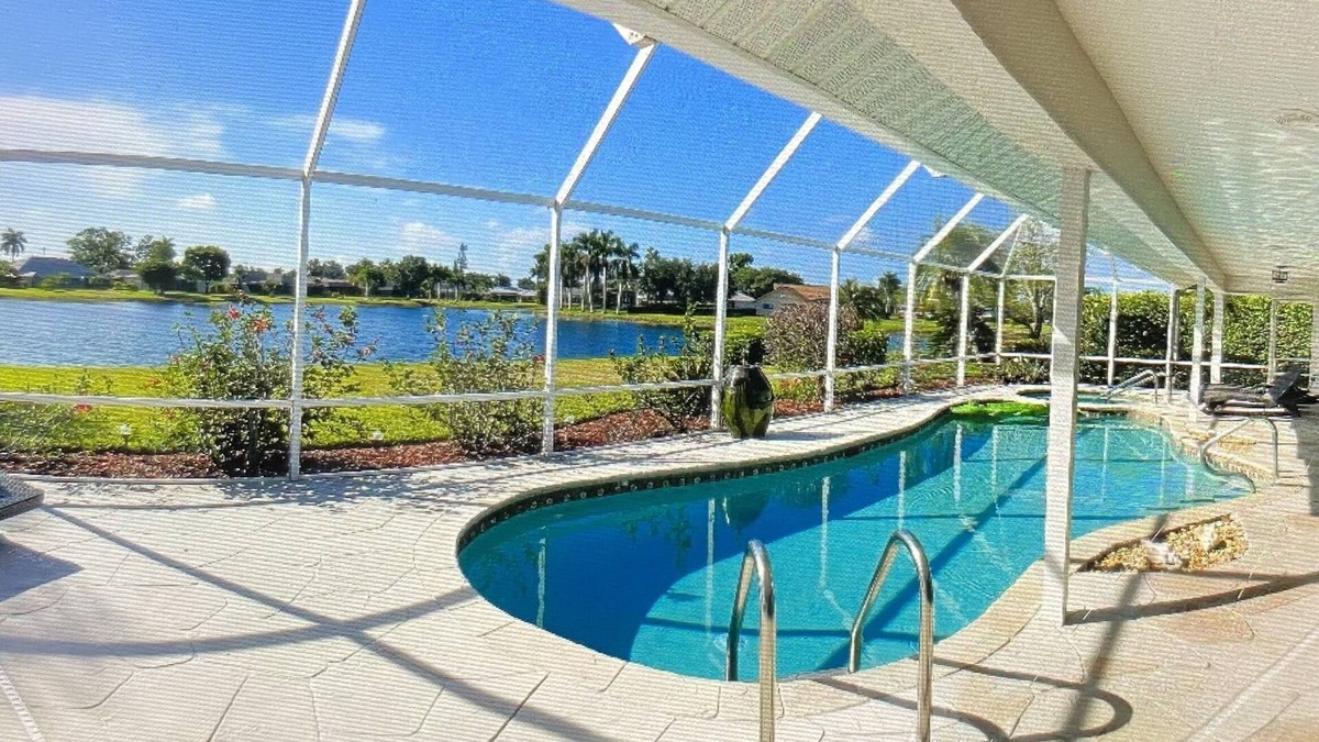 Kings Lake House | Located near downtown, restaurants and the beach !