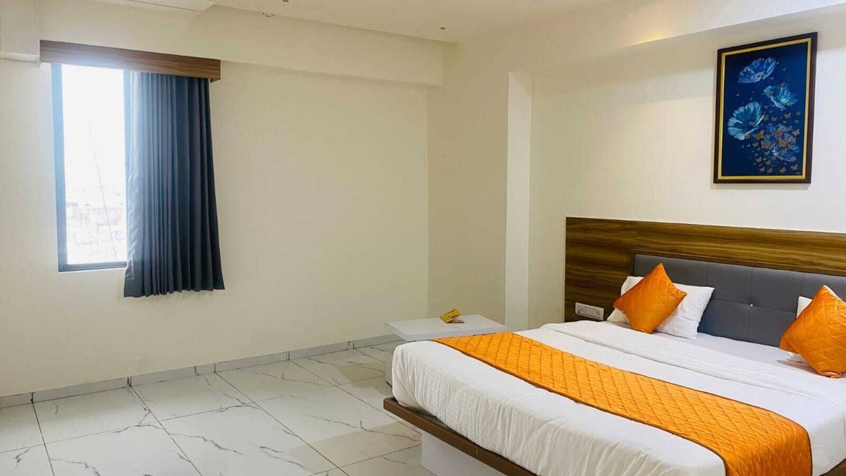 Ahmedabad Hotel | Located near Market area, easy to reach airport and railway station from hotel.