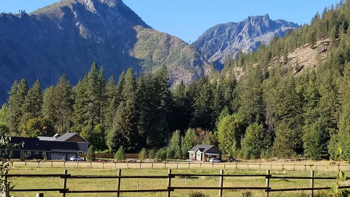 Leavenworth Cabin | LOCATED ON ICICLE ROAD, 2 MILES FROM TOWN. HOT TUB AND BEAUTIFUL VIEWS
