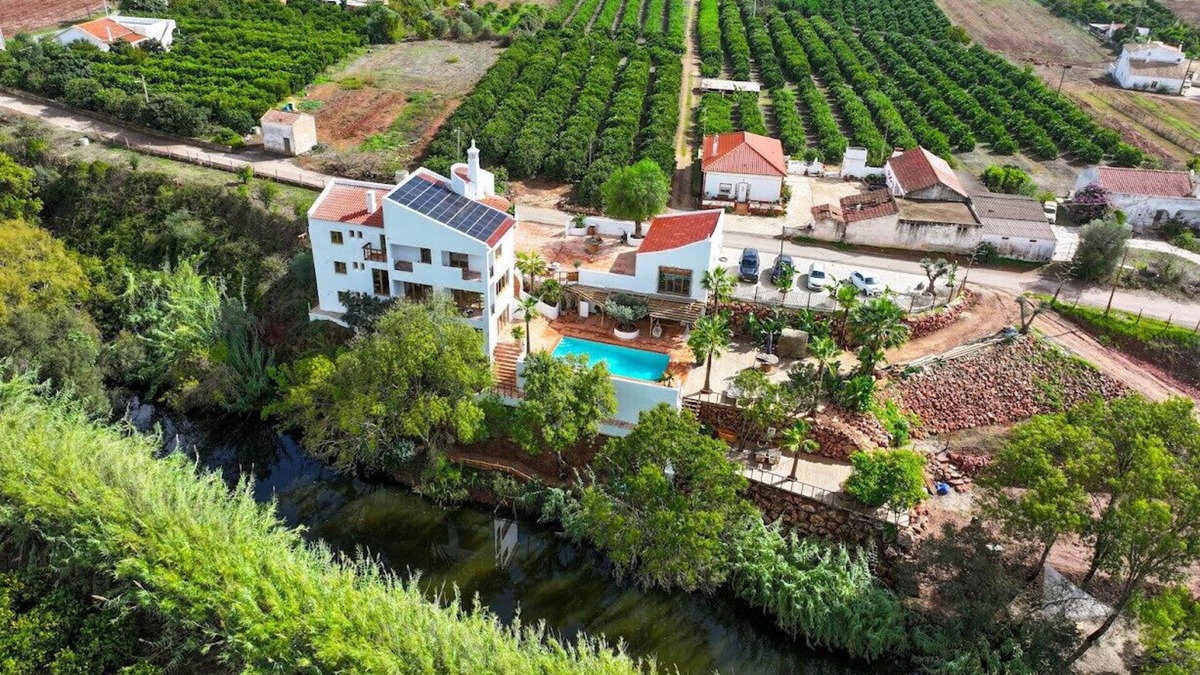 Silves Villa | Located on the river Arade just outside the historic centre of Silves