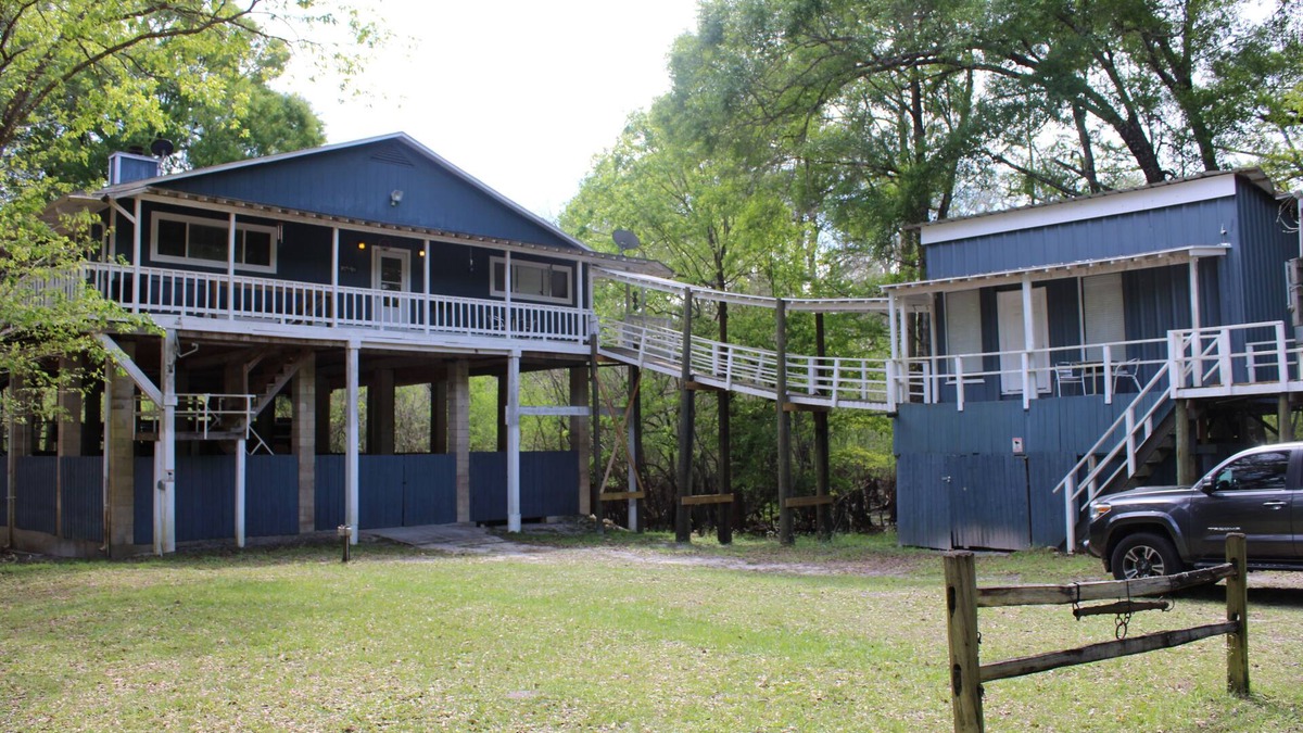 Branford House | Located on the Santa Fe River perfect for boating & tubing on the Ichetucknee.