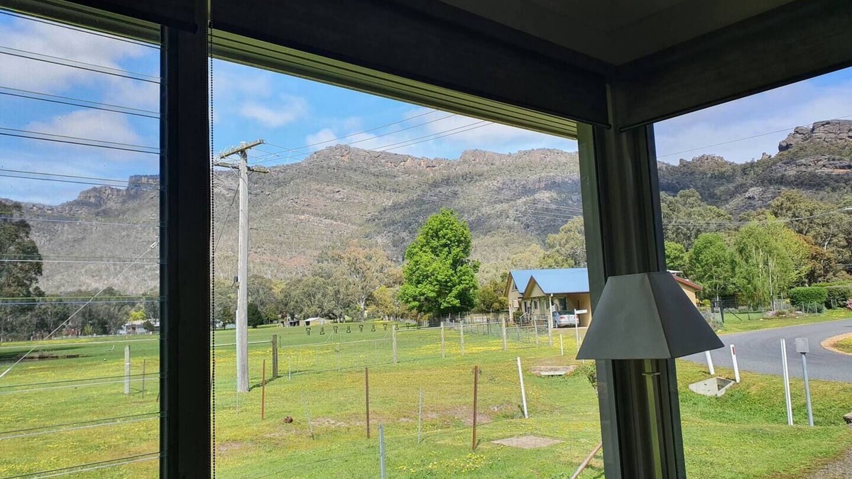 Halls Gap House | Located on valley floor, amazing views, 300mm to shops, wildlife in abundance.