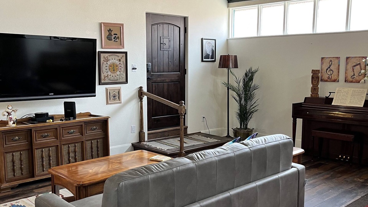 West Old Town House | Located within in Old Town Albuquerque nWalking Distance to shops and museums