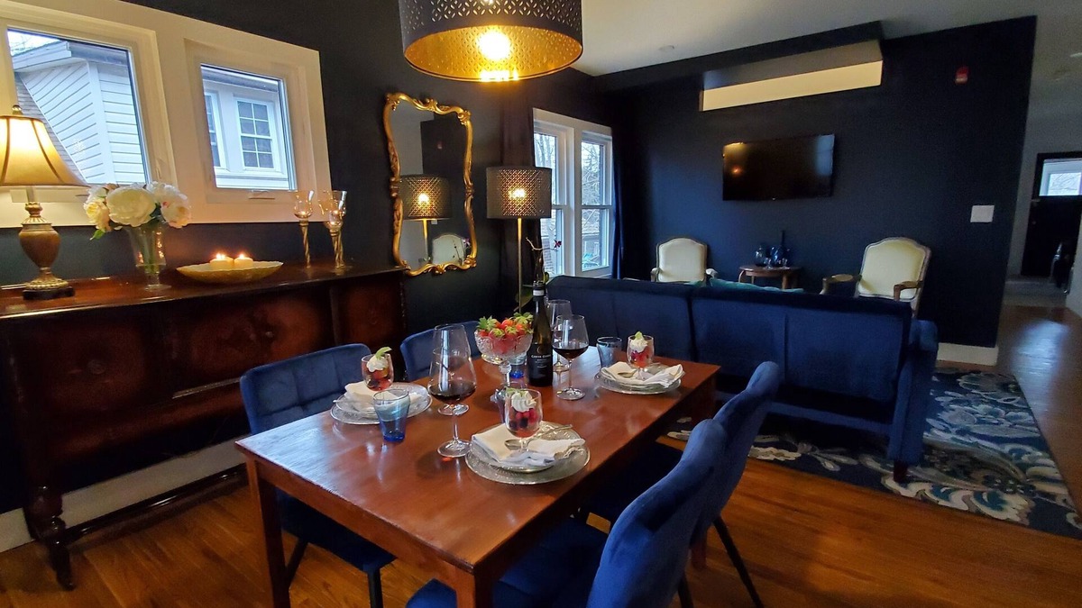 Niagara Falls Apartment | Located within walking distance from the Famous Niagara Falls and the atractions