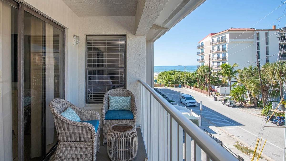 Bay Esplanade Condo | Location! 30-Steps Beach Access
