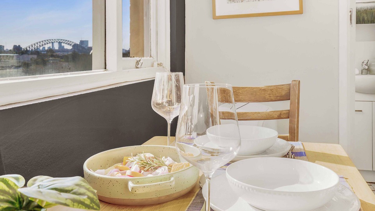 Woolloomooloo Apartment | Location and lifestyle in a cute luxe studio with stunning city views