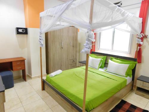 Antsiranana Apartment | LOCATION Apparts Meublés à VILLA LOUIS batiment blanc 3 étages situé à proximité de la Pharmacie Henintsoa ! CLASS ! Le T2 à 25euros 50m2 Le T3 à 35euros 75m2 au Centre-Ville Diego-Suarez au Nord de Madagascar
