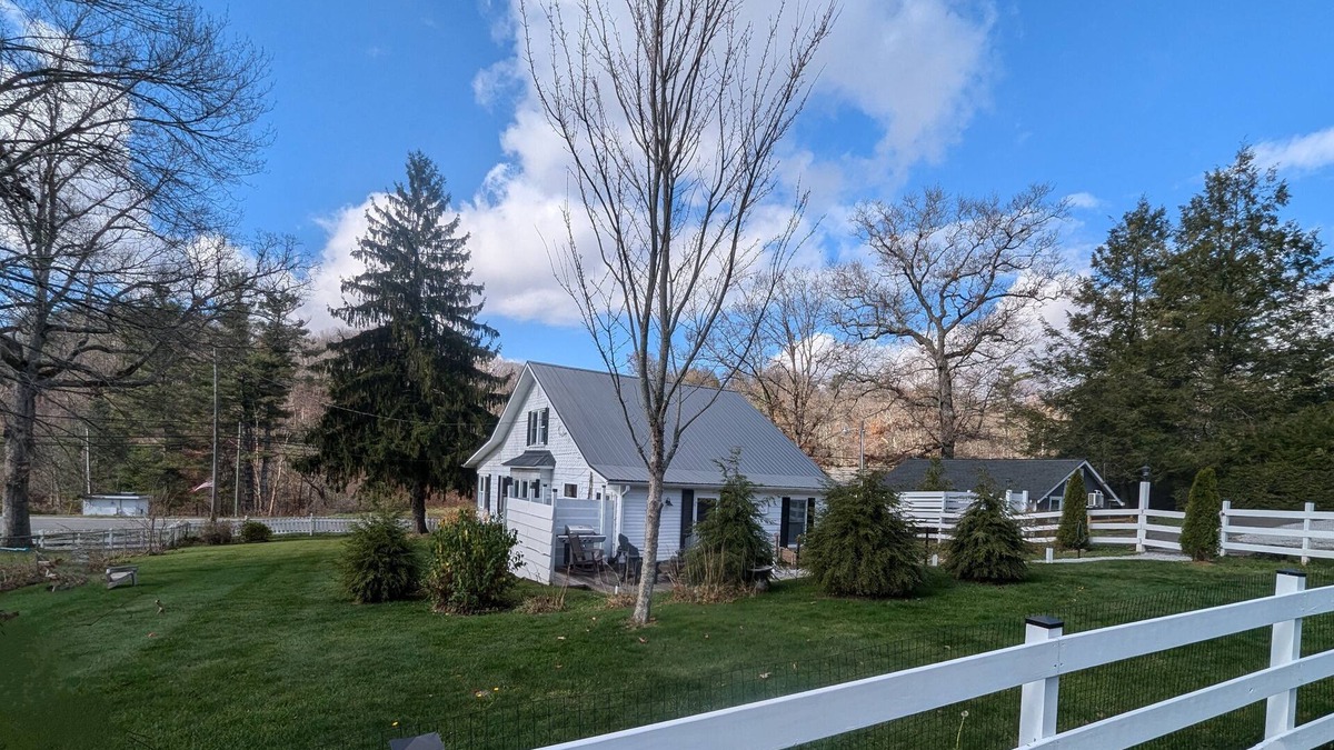 Newland House | Location! Hike, Golf, Tube, Raft, Mtns! Fenced-in yard, dogs allowed. 2 bd, 1 ba