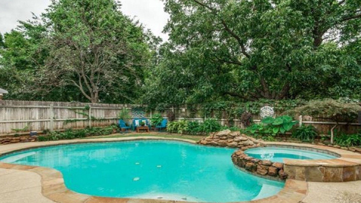 Grapevine House | LOCATION! Large Open, Pool/Hot Tub, by Gaylord/Slps 16/Main ST