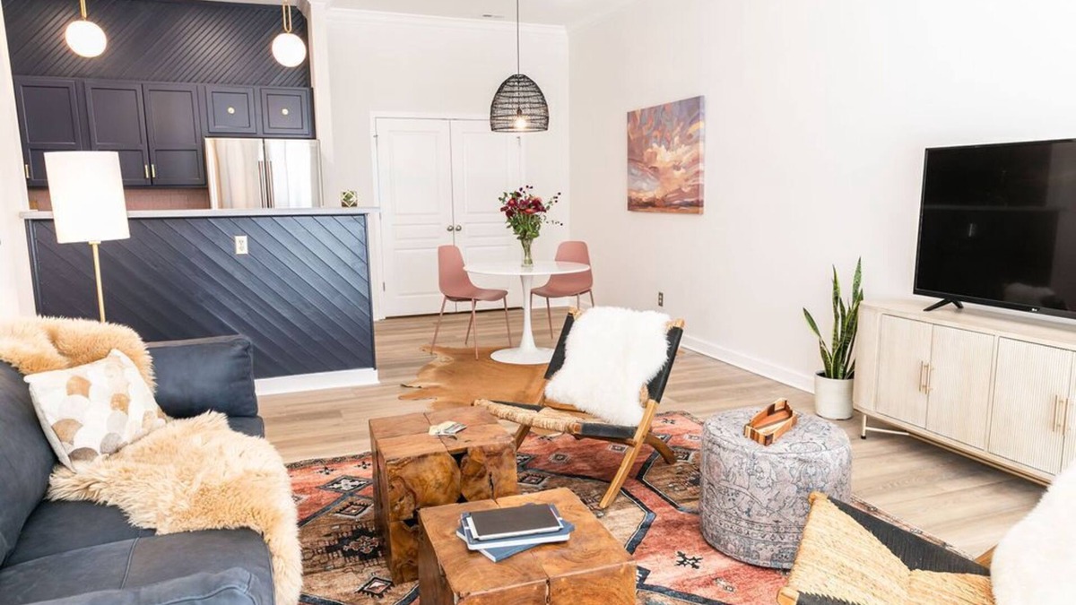 Downtown Chattanooga Condo | LOCATION Local Vibe Walk to all Private Entry & Outdoor Space Work &Play