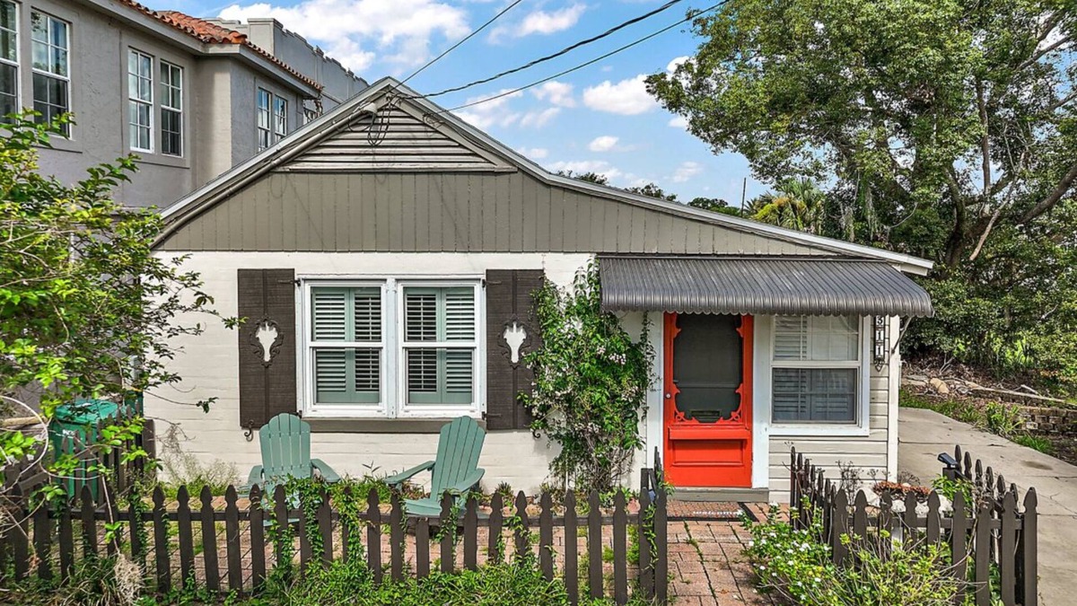 Mount Dora House | Location! Location! Location! In the middle of Downtown Mt Dora!