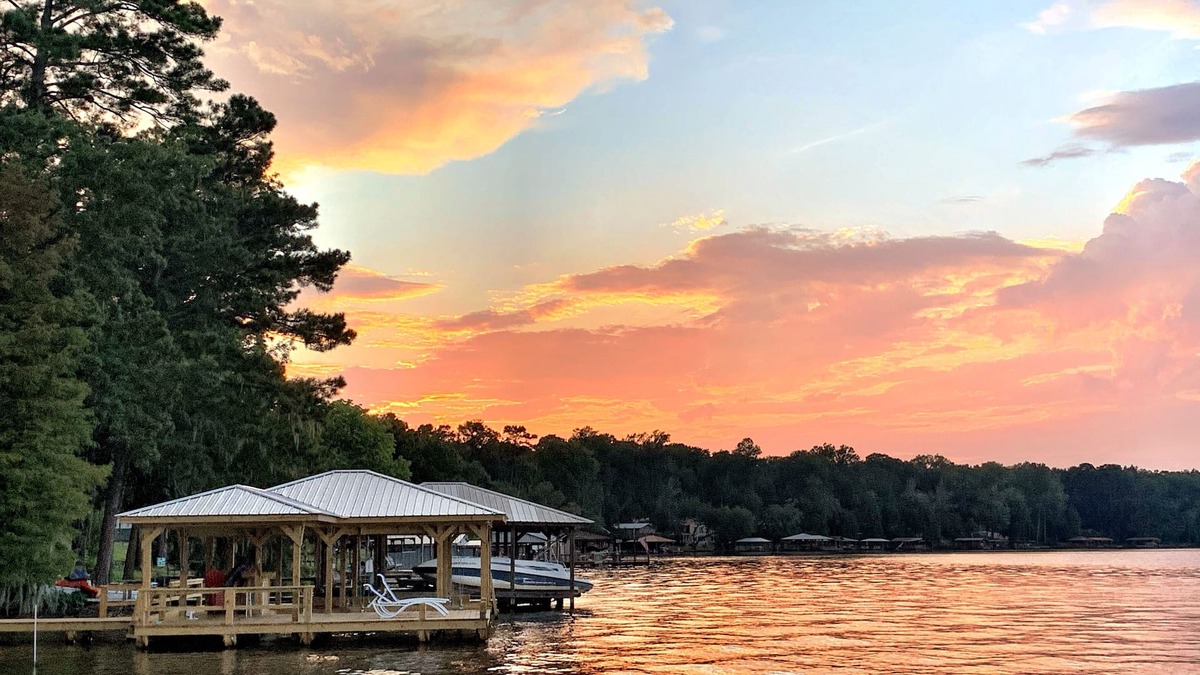 Cobb Cottage | Location! Location! Location! 6 Beds Gorgeous Lake View. Minutes from Everything