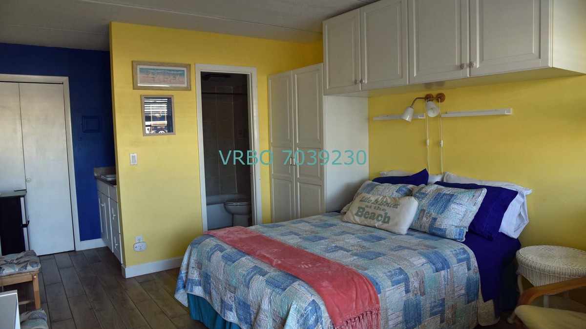 Golden Beach Apartment | LOCATION! LOCATION! Lovely Venice Villa - 2 min walk to beach!