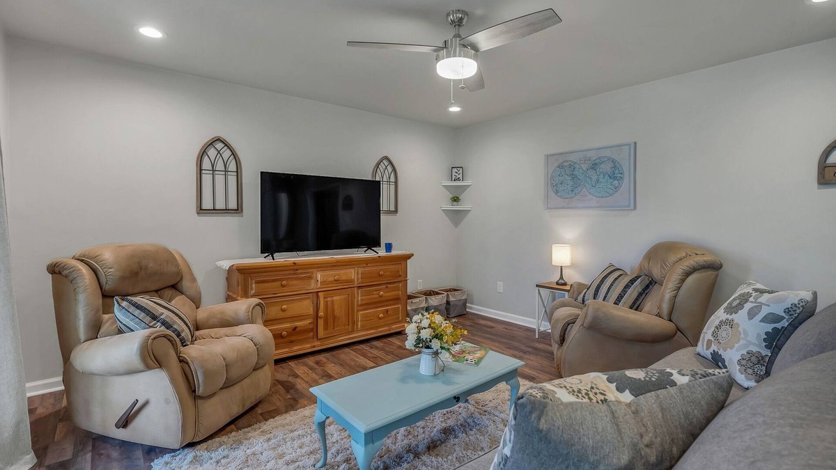 Cullman House | Location! Location! Minutes to all shopping and your favorites restaurant!