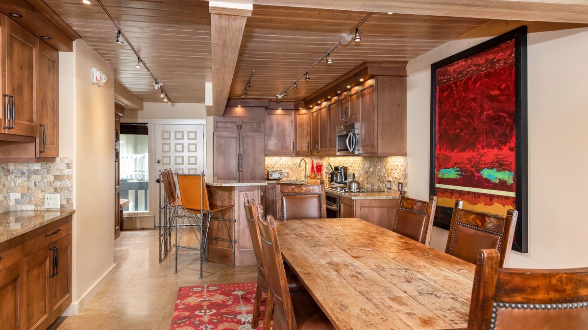 Snowmass Village Condo | Location & LUXURY! 2bd2ba HotTub & amenities galore on slopes of Snowmass Resort
