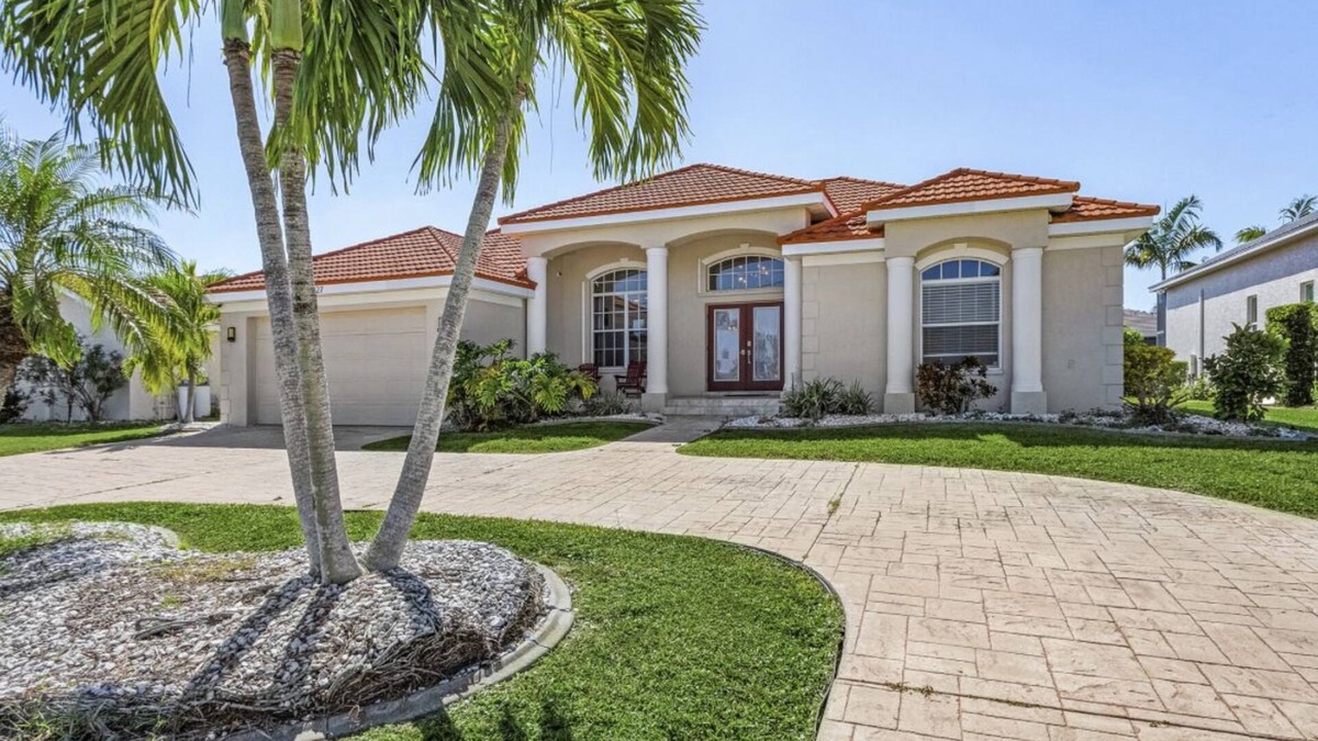 Punta Gorda House | LOCATION! Modern waterfront home;1-block to FishermanVillage; HEATED SALT POOL