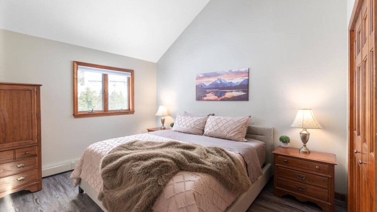 Intervale House | Location, pool, games, king bed!