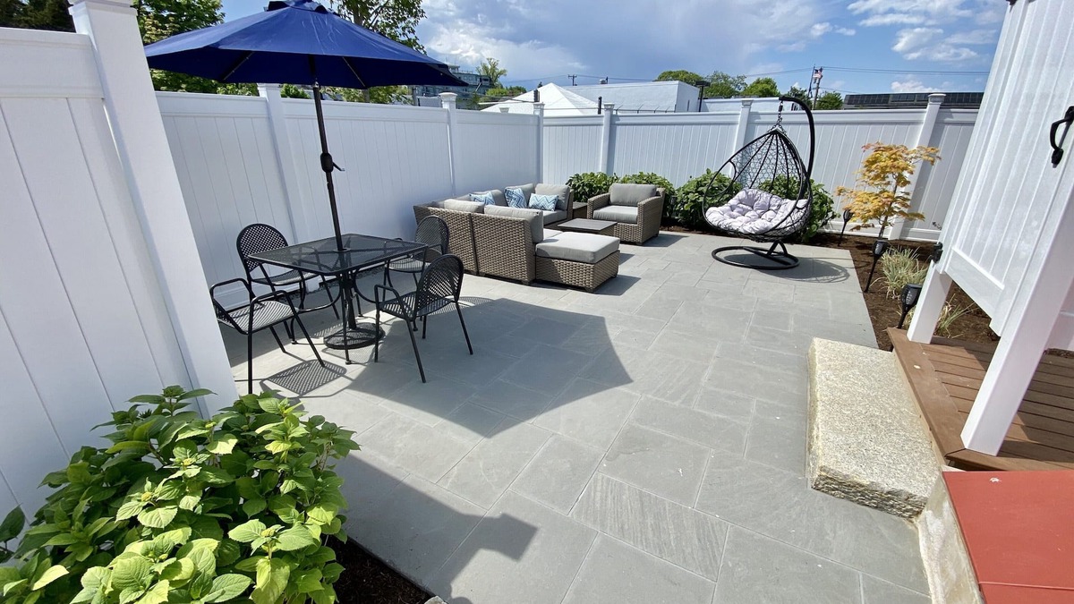 Vineyard Haven Cottage | LOCATION & QUALITY! Right in town, freshly renovated, near everything u need!