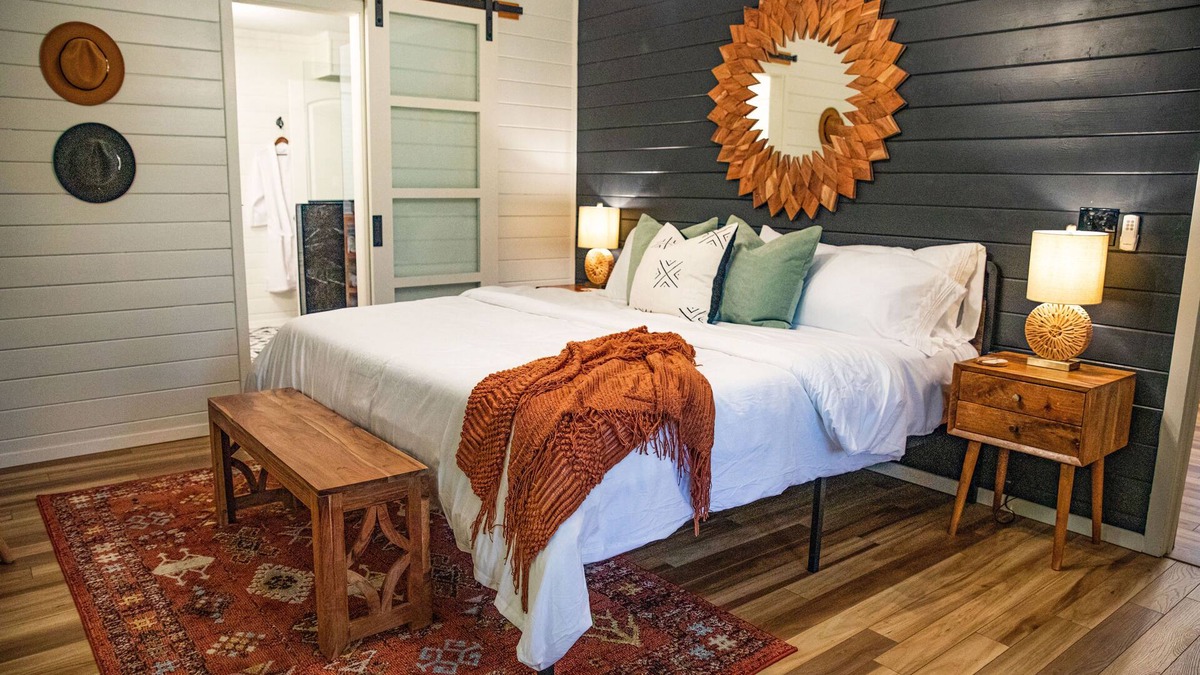 Paris Cottage | Location! Quant, Cozy & Stylish 2 Br/2Ba