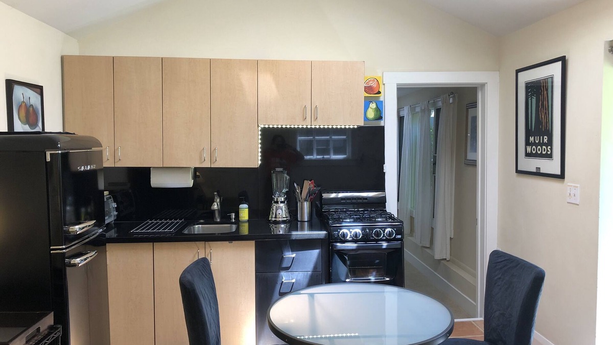 Picnic Valley Cottage | Location! Quiet Garden Private Cottage