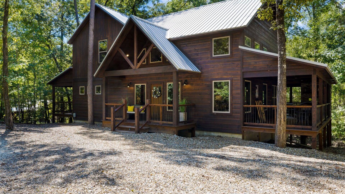 Broken Bow Cabin | LOCATION! Rustic/Modern Retreat~Huge Trees~Covered Deck~Hot Tub~Fire Pit~Arcade