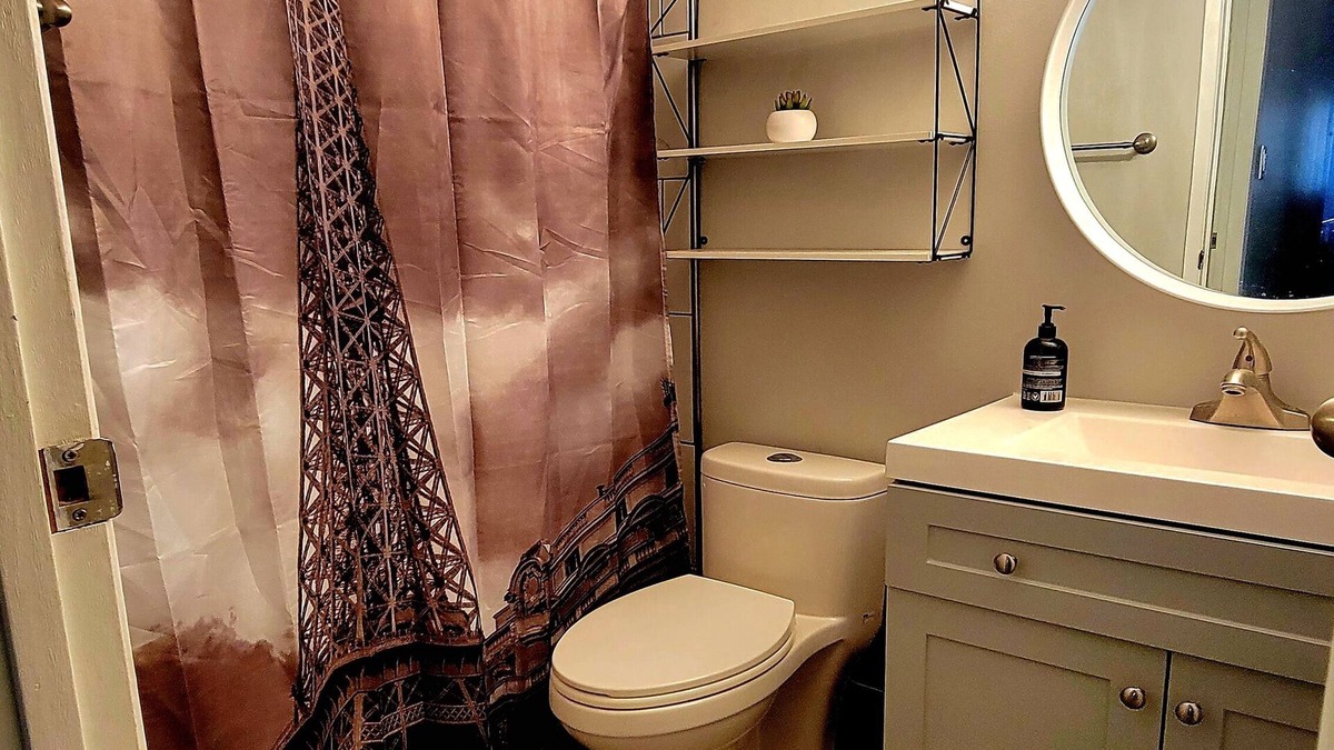 Saskatoon Condo | Location! Saskatoon Nutana Broadway charm & comfort