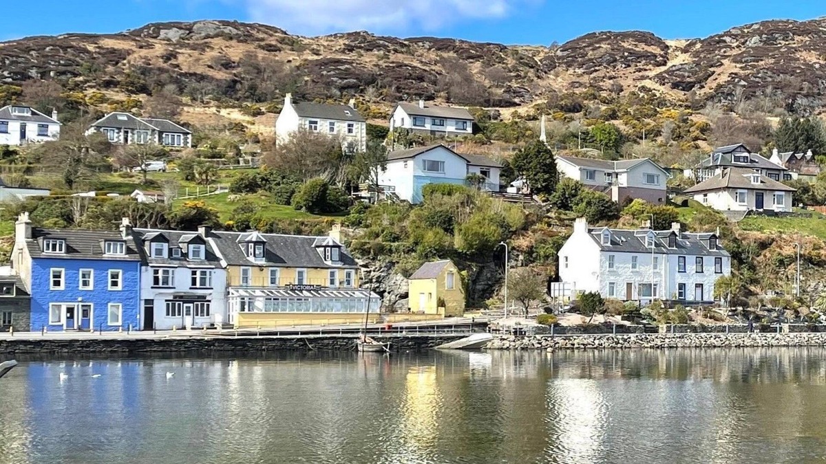 Tarbert Apartment | Loch Awe House - Upper Apartment, harbour views
