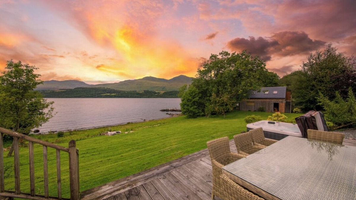 Ardeonaig Cabin | Loch fronted holiday cottage for 8 at Loch Tay with hot tub