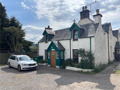 Drumnadrochit House | Loch Ness village cottage for 2 with free parking & pets welcome