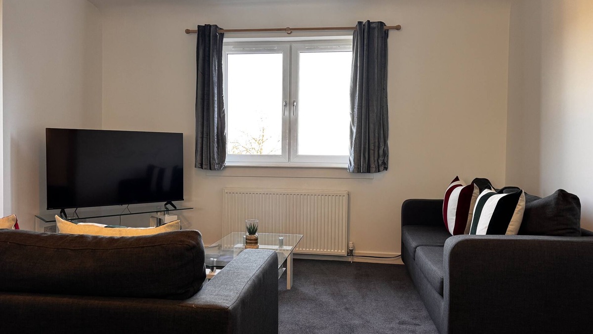 Kelty Apartment | Loch Ore View - sleeps 6 guests in 3 bedrooms