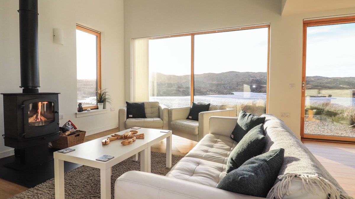 Ardroil Cottage | LOCH VIEW, family friendly, character holiday cottage in Bernera