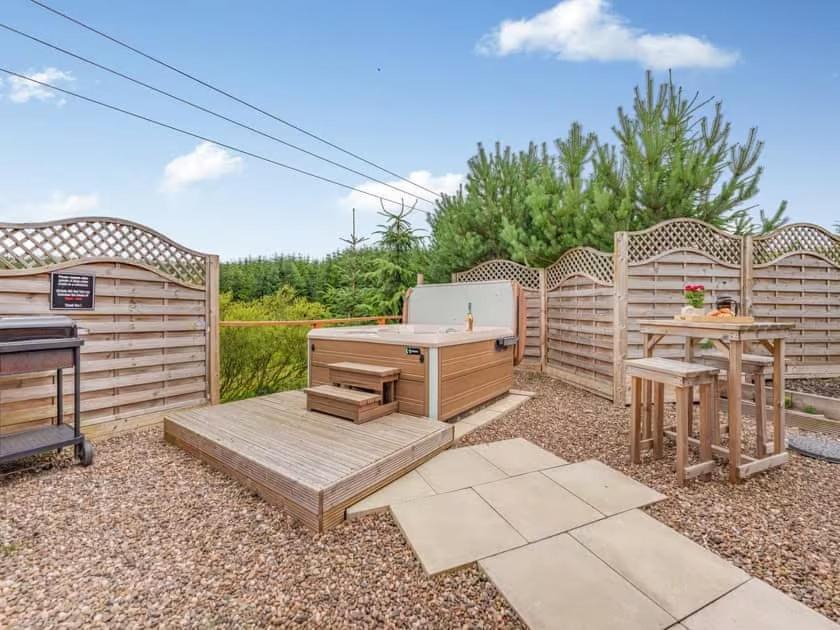 Airdrie House | Lochinvar - Clydesdale Log Cabin with Hot Tub
