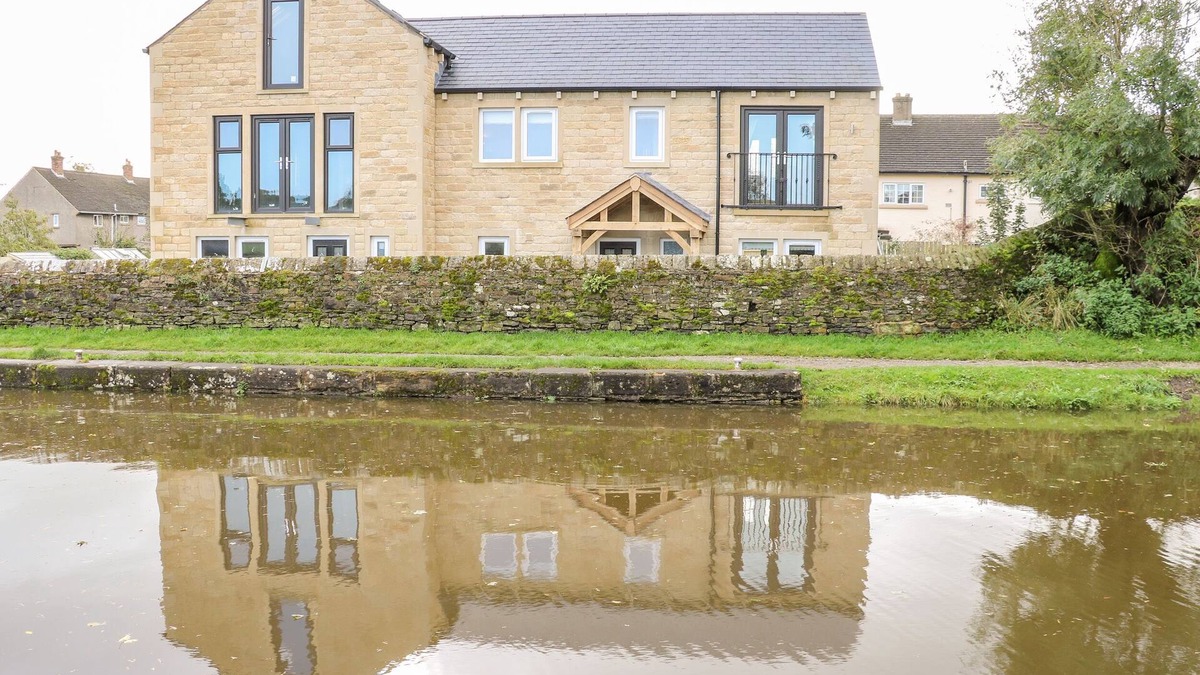 Gargrave Cottage | LOCK VIEW - NORDIC SPA, pet friendly, with hot tub in Gargrave
