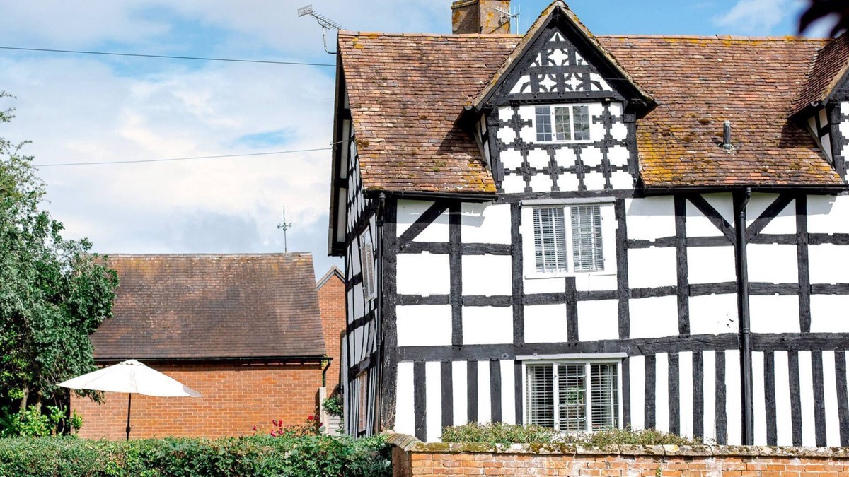 Quedgeley Cottage | Locke's Cottage - sleeps 2 guests in 1 bedroom