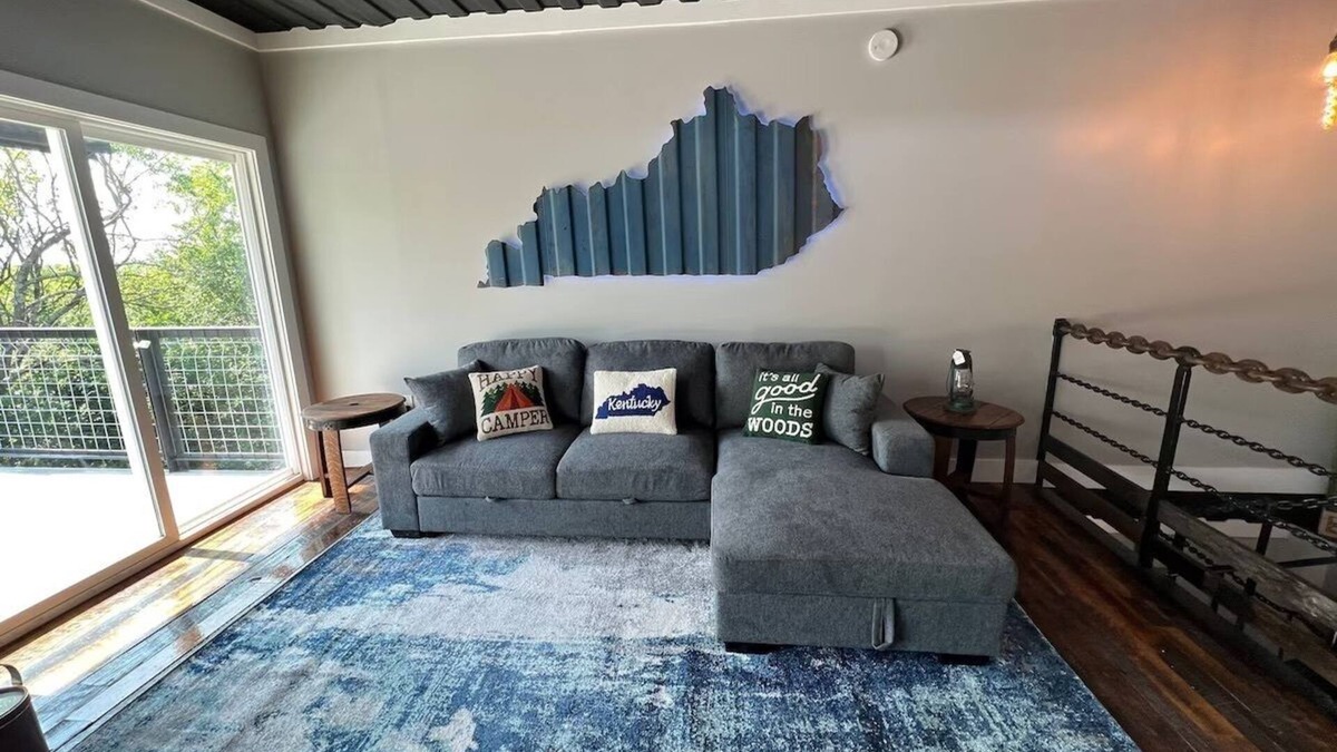 Lancaster Apartment | Lockridge Park - Loft unit that sleeps 6 with full kitchen, bathroom, hot tub and washer and dryer.