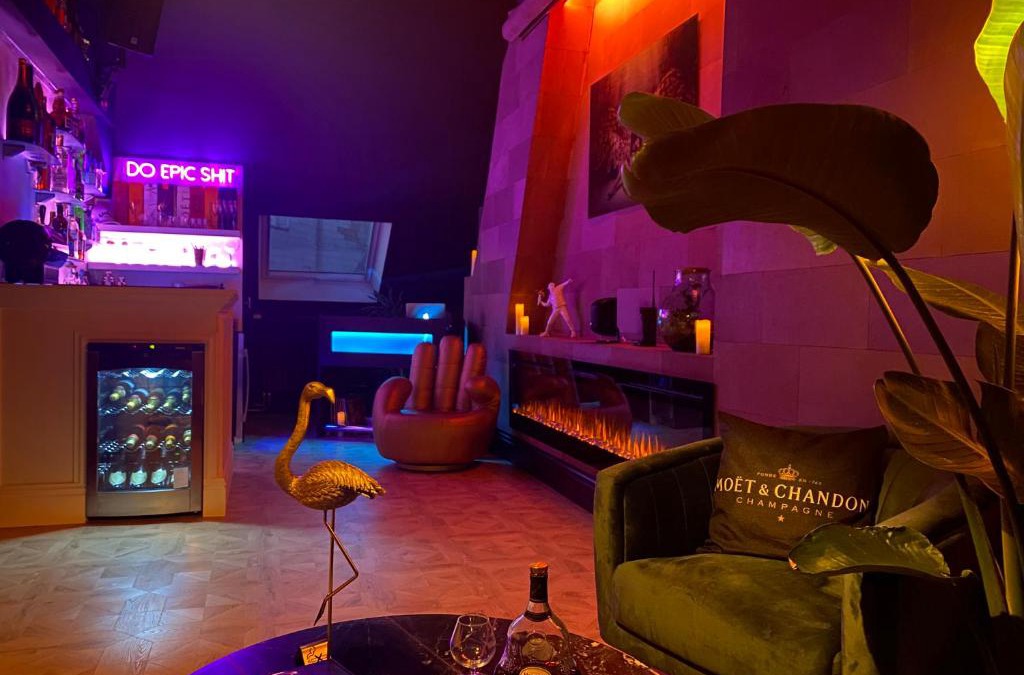 South Antwerp Apartment | LoCo Paradiso - Two kingsize beds, outdoor terrace, DJ booth, bar, cinema, bathtub, kitchen, airco