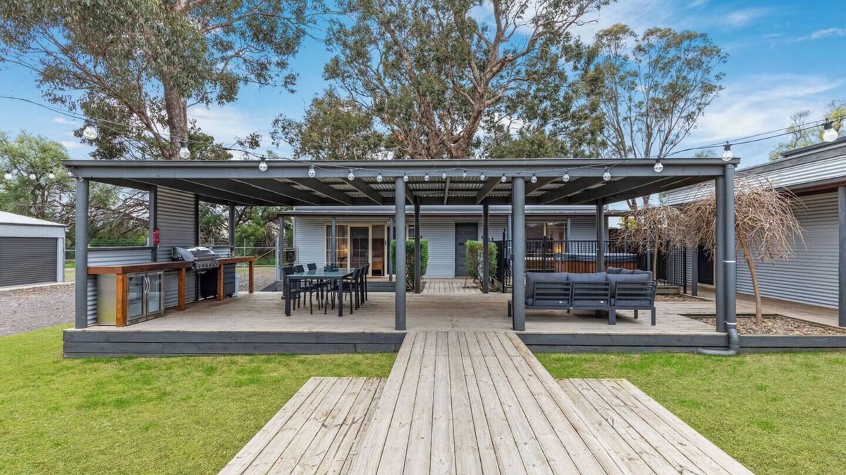Bridgewater on Loddon House | Loddon Retreat - Sleeps 12