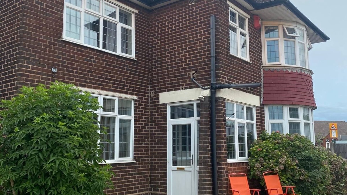 Brierley Hill Bed & Breakfast | Lodge 1 near the big merry hill shopping ,