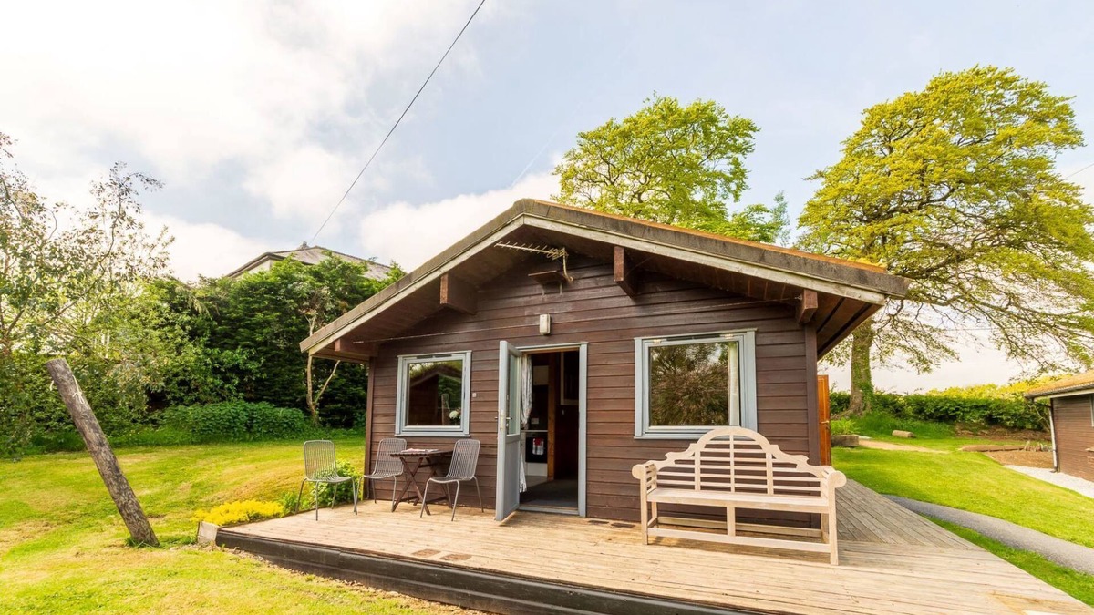 Brazzacott House | Lodge 2 - Hot Tub by Interhome