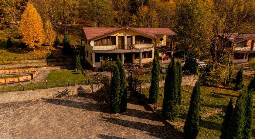 Lunca Jaristei Cabin | Lodge ∙ 5 bedrooms ∙ 16 guests