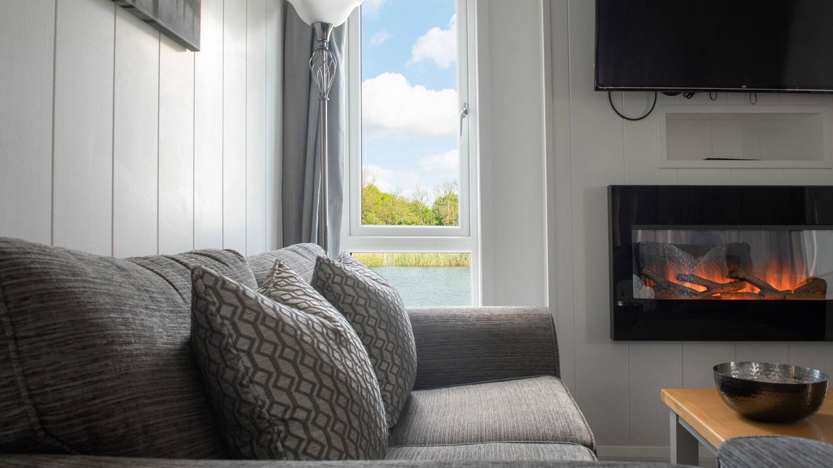 Errol Cottage | LODGE 7 - THE EARN, romantic, character holiday cottage in Errol